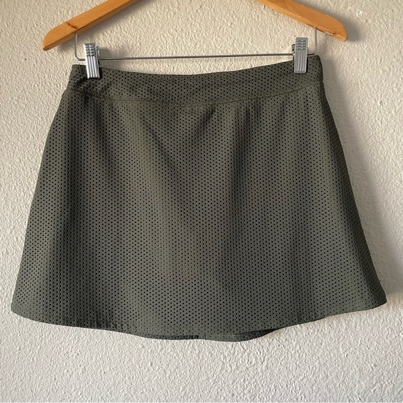 Slazenger Pants - Slazenger Golf Skort Womens S Green Perforated Active Outdoor Pull on EUC